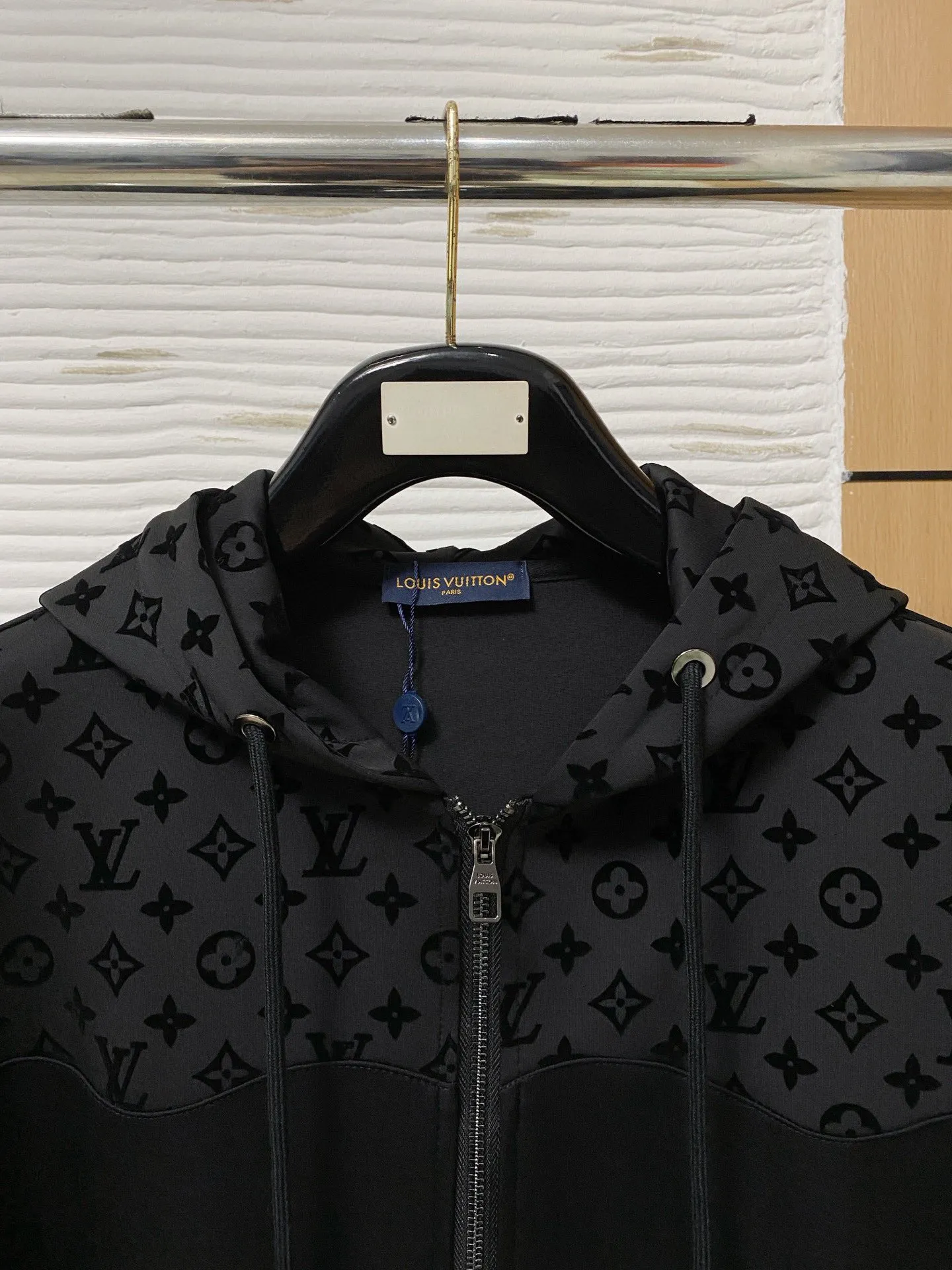 🅿️720 [LV Louis Vuitton] hot-selling suit is coming. Focus on the original version of the official website. 2025 new hot-selling cardigan and sweatshirt suit. The original order is the best. 🇭🇰The meticulous work of top designers. It has a fitting and perfect upper body effect. All-natural high-quality Tencel Roman cotton 100%, close-fitting comfort, noble and elegant! Original hardware embodies elegance and nobility! Counter size: M-3XL (maximum wear up to 190 pounds)
